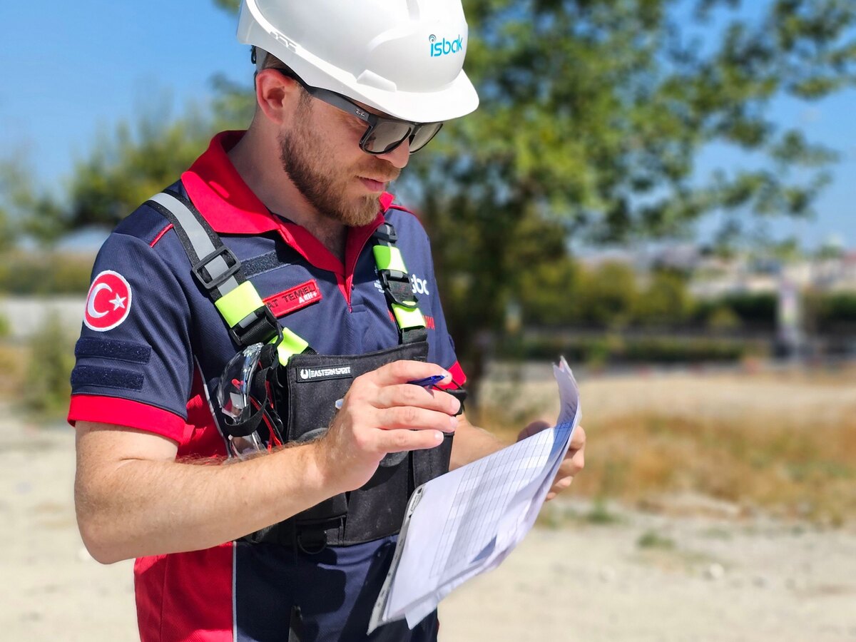 Medewerker met documenten op de werkplek